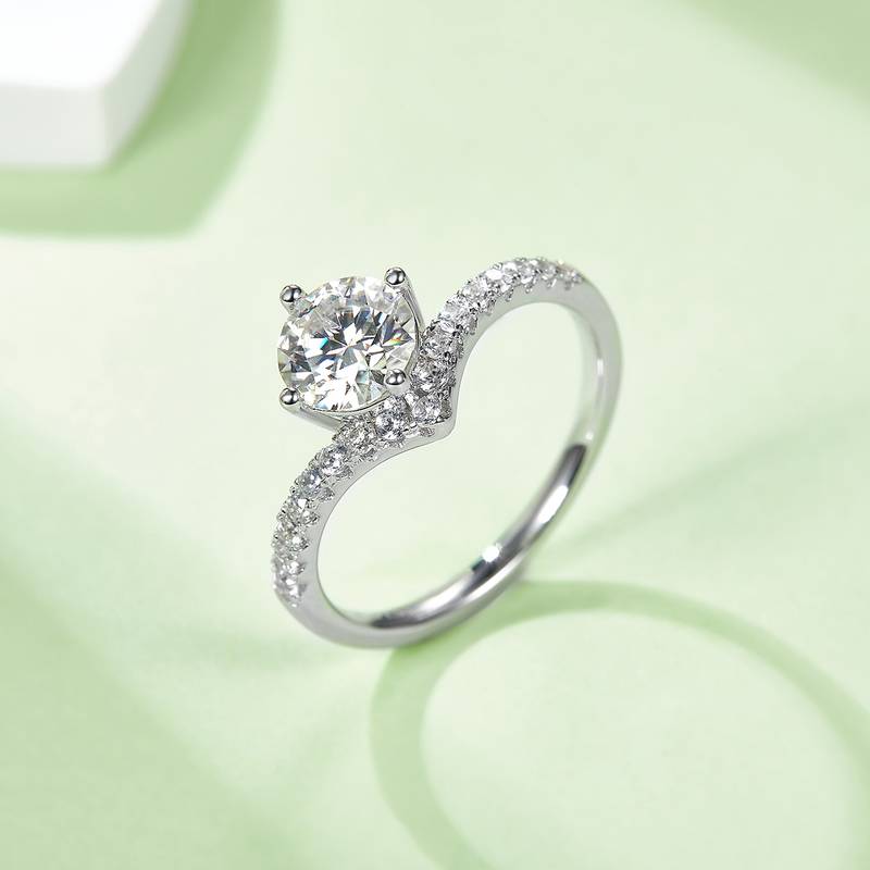 V-shaped S925 silver plated platinum moissanite diamond women's ring 1 carat D-grade